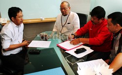 Indra Sjafri menandatangani kontrak dengan disaksikan ketua BTN La Nyalla Mattaliti di Jakarta, Kamis (24/10/2013).