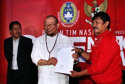 Indra Sjafri dan La Nyalla Mattaliti menunjukkan surat kontrak.