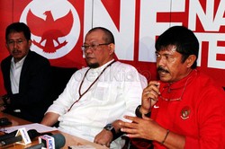 Indra Sjafri memberikan keterangan pers seusai menandatangani kontrak.