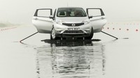 Seperti dilansir Nissan Insider, peluncuran hatchback ini memang dengan gaya yang tidak biasa. Tidak hanya tamu yang bisa mencoba mengendarai latihan mobil super mini ini, tetapi mereka diundang untuk menaiki mobil mengambang ini. (dok. Nissan)