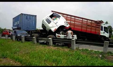 2 Kontainer dan Yaris Kecelakaan di Tol Cikampek