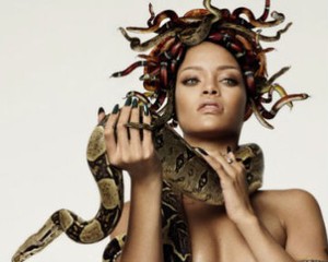 Rihanna Berpose Topless dengan Kepala Di Kelilingi Ular, Hiii...