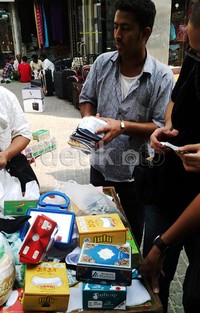Seorang pedagang menawarkan dagangannya kepada jamaah haji. Di pasar murah ini semua barang bisa ditawar. Bahkan parfum dan jam tangan merek terkenal bisa didapatkan dengan harga miring.