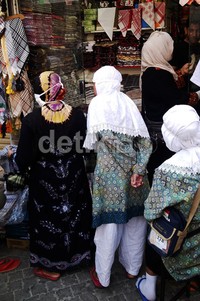 Jamaah haji memadati salah satu toko di Jeddah, Arab Saudi. Sejak awal pekan ini, pasar di Jeddah itu memang diserbu jamaah haji.
