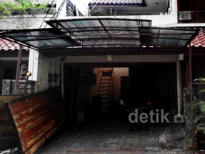 Pagar Rumah Adiguna Ditabrak Perempuan Misterius