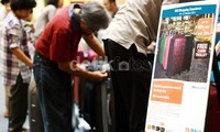 Sejumlah pengunjung melihat-lihat produk yang dipamerkan di BNI Travel And Shopping Experience 2013.