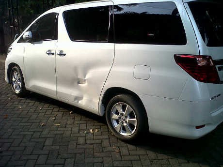 Penampakan Alphard Putih Milik Adiguna yang Penyok