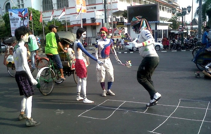 Protes Tak Ada Ruang Terbuka, Bocah Yogya Bermain di Jalan