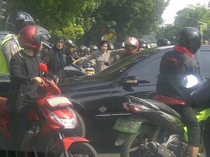 Macet Imbas Jakarta Marathon, 2 Wanita Necis Ini Mendadak Jadi Bu Ogah