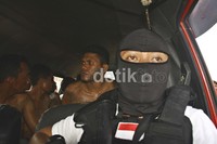 Aparat kepolisian juga mengamankan bungkusan narkoba, senjata tajam, senjata api rakitan dan katapel.