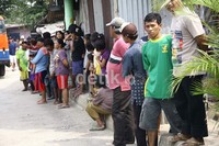 Warga menonton proses razia preman.
