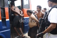 Aparat kepolisian juga mengamankan bungkusan narkoba, senjata tajam, senjata api rakitan dan katapel.