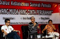 Dalam acara tersebut juga dilakukan penyerahan plakat penghargaan dari Ketua Gema INTI Pusat Hardy Stefanus kepada salah satu pembicara Wakil Sekjen INTI Pusat, Aktivis 1998 Ulung Rusman (kanan) usai acara tersebut.