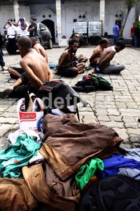 Aparat kepolisian juga mengamankan bungkusan narkoba, senjata tajam, senjata api rakitan dan katapel.