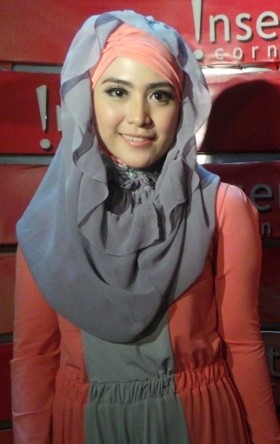 Meski Masih Menyusui, April Jasmine Ingin Tetap Trendi Berhijab