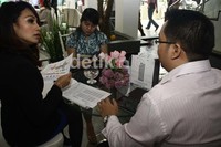     Pramuniaga PT Cowell Development menawarkan apartemen tersebut kepada konsumen yang datang pada saat soft launching.