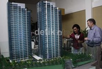     Direktur Marketing PT Cowell Development Tbk, Novi Imelly (kiri) memaparkan fasiilitas dan keunggulan lokasi apartemen kepada konsumen.