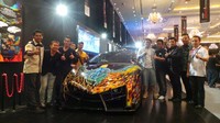 Signal Kustom Built memadukan sebuah karya seni tinggi dengan teknologi tinggi dalam sebuah super sport car dengan tampilan sedan limosin.