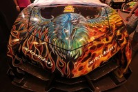Eksteriornya menggunakan teknik multi layer clear coating yang menghasilkan tampilan wet look, memadukan seni freehand pinstriping dengan seni realis grafic, dalam guratan 43 warna yang dapat bertransformasi dengan permainan warna hologram hingga “bunglon”.