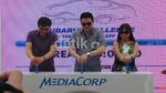 Lomba Memegang Mobil dengan 1 Telapak Tangan