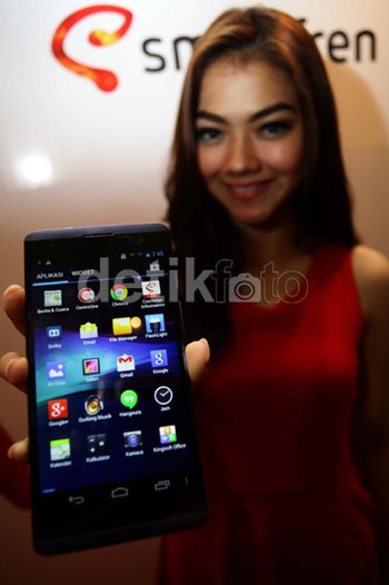 Kamera yang ditawarkan juga lebih canggih dengan kualitas 8MP, autofocus dengan LED Flash.