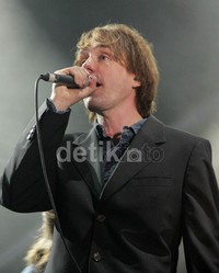 Mew menutup penampilannya dengan hits 'Comforting Sound'. (Asep/detikHOT)