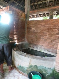 Sumur yang memiliki kedalaman 5 meter ini konon memiliki air seperti air zam-zam. Air yang dari sumur ini tidak boleh dimasak karena bisa menghilangkan khasiatnya (Tara/detikTravel)