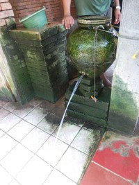 Selain enteng jodoh, khasiat lain yang dipercaya dimiliki air ini antara lain melancarkan rezeki, serta bisa menyembuhkan penyakit. Percaya tidak percaya (Tara/detikTravel)