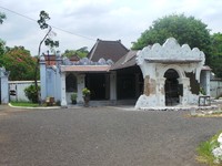 Keraton ini telah berdiri sejak abad ke-15. Kerennya, bangunannya masih tampak kokoh dan tidak ada yang rusak. Ini semata karena keraton dijaga dengan baik. Saat detikTravel melancong ke sana, terlihat sedang dilakukan beberapa pemugaran (Tara/detikTravel)