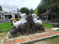 Dua patung macan putih yang ada di pekarangan keraton ini merupakan lambang dari Pajajaran, kerajaan pendahulu dari Cirebon. Tidak jauh dari patung tersebut, ada 2 meriam india (Tara/detikTravel)