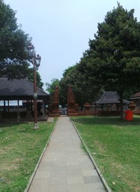 Jalan setapak yang ada di keraton membelah taman rindang dan apik. Sangat menyenangkan berjalan keliling keraton karena taman di sini sangat cantik dipandang mata (Tara/detikTravel)