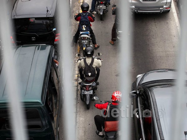 Denda Rp 1 Juta Bagi Penerobos Jalur Busway