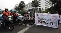 Mereka beraksi saat lampu merah menyala.