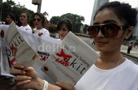 Aksi simpatik ini didominasi oleh kaum wanita. Mereka tampil modis dengan memakai kaos putih bertuliskan Indonesia hebat