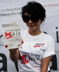 Mereka juga membagikan brosur yang mengajak generasi muda untuk mengubah cara pandang mengenai kondisi Indonesia dan mulai berpikir membangun bangsa.
