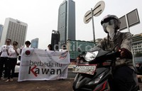 Aksi ini, cukup menyita perhatian pengendara.