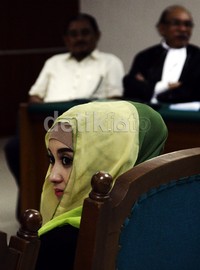 Sefti mendengarkan pertanyaan jaksa. Lamhot Aritonang/detikFoto.