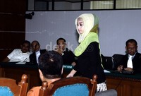 Sefti memasuki ruang sidang. Lamhot Aritonang/detikFoto.
