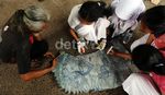 Siswa SMK Belajar Membuat Wayang