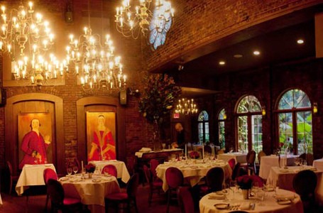 Hii... Ada Hantu Menemani Makan di Restoran Ini!