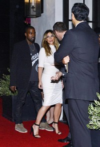 Kim Kardashian dan Kanye West tiba di lokasi acara. REUTERS/Kevork Djansezian.