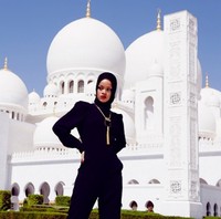 Rihanna berpose di lingkungan mesjid Sheikh Zayed Grand di Abu Dhabidengan mengenakan hijab. (Instagram)