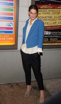 Aktris berumur 34 tahun itu tampil mengenakan kemeja putih dengan luaran blazer biru dari Chloe dan celana panjang hitam. Brad Barket/Getty Images.