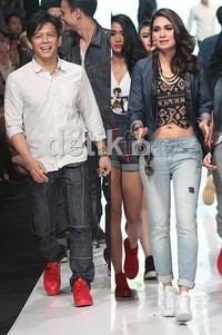 Ariel dan Luna Maya di Jakarta Fashion Week 2014. (dok. detikHOT)