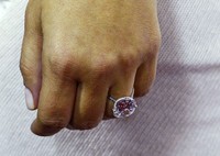 Ini cincin tunangan Kim Kardashian yang diberi oleh Kanye. REUTERS/Kevork Djansezian.