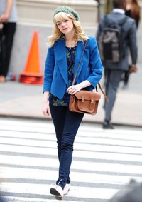 Emma Stone memadukan blazer dari Chloe tersebut dengan beanie hat, blus bermotif bunga, celana jeans, sepatu pink, dan tas berwarna cokelat. Alo Ceballos/Getty Images.     