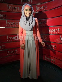 Iya, tetap kalau saya kan punya butik dan buat sendiri, jadi nggak masalah. Sekalian promosi pakaiannya, ucapnya seraya tertawa.