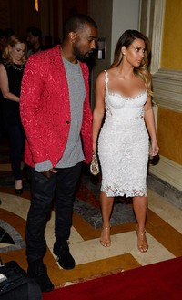 Kim hadir bersama Kanye yang mengenakan kaus abu-abu dan blazer merah menyala. Ethan Miller/Getty Images/AFP.
