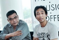 Saya sendiri nggak tahu kebenarannya gimana. Bikin keluarga saya nggak tenang. Emang istri saya keluyuran? Kan aneh, muncul di televisi istri saya juga jarang. Aneh kalau muncul tiba-tiba, kata Piyu. Noel/detikHOT.