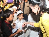 Rossa menggelar syukuran bersama 30 anak yatim piatu di KFC Kemang, Jakarta Selatan, Senon (28/10/2013). Gus Mun/detikHOT.
